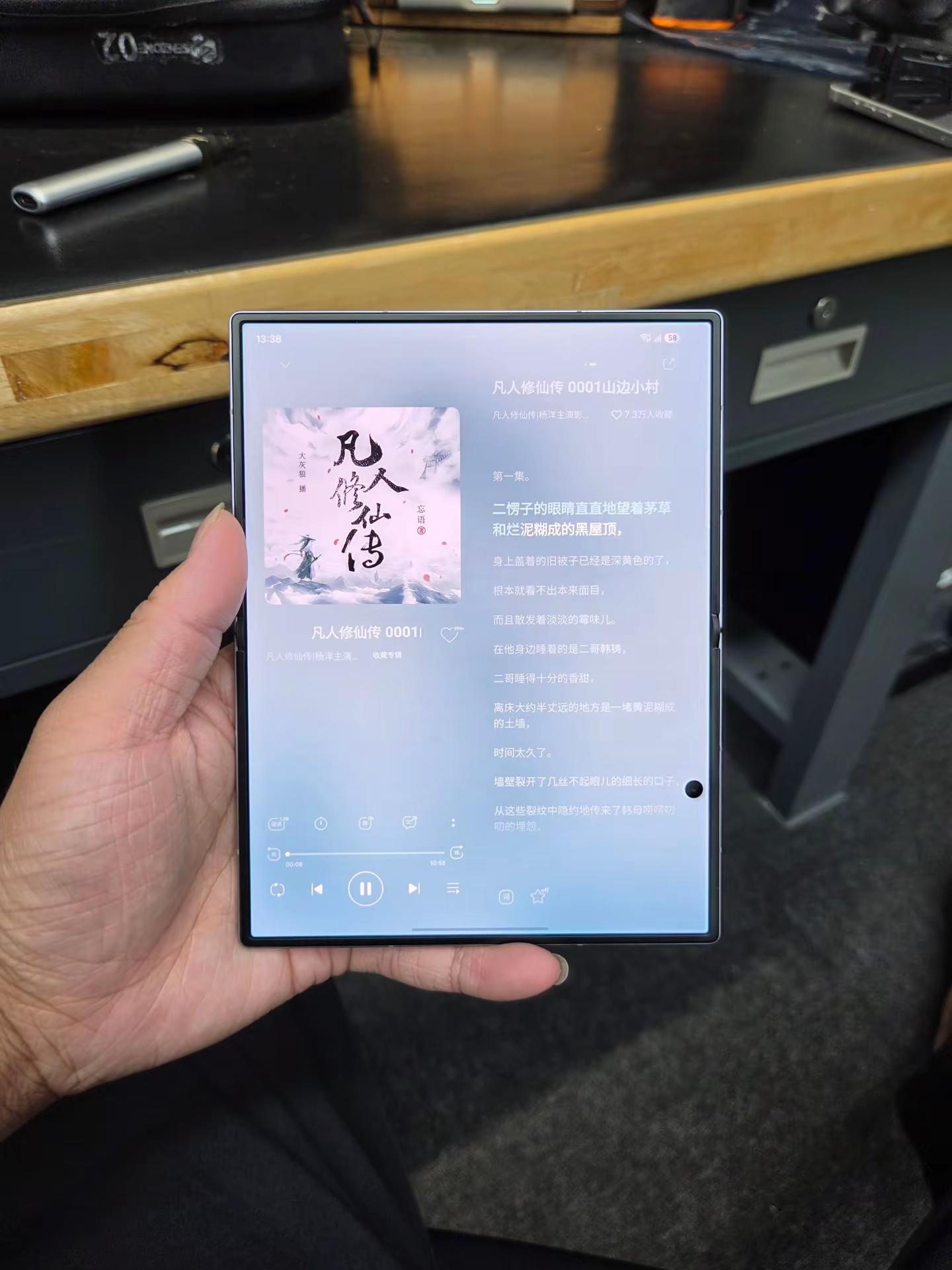 三星 Fold 8用下来以后感觉挺好的，就网上说折叠屏软件适配不行这件事，在它身上根本找不出来毛病，各种app用起来超级丝滑，看剧也舒服