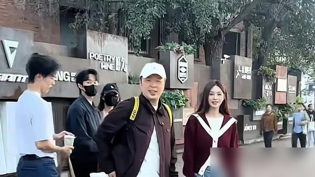 杜海涛瘦了20斤，在商场被路人当空气，连张合影都没混上。
他和沈梦辰逛街，迎面来人，对方愣是没认出来。不是没看见，是真没往明星那想。沈梦辰在旁边笑，他站那儿，瘦得脸都凹了。
网友管这叫“毁容式减肥”。以前胖，好歹有辨识度，现在扔人堆里，保安都得问一句你找谁。
可你看人家两口子，9月底还在家跳“