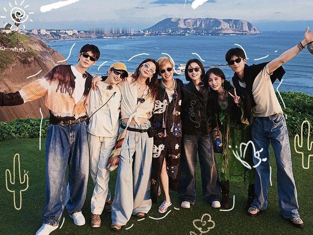 从61岁吴君如到24岁王星越：“七福团”来了
《花儿与少年2026》定档9月4日，主打“四代同堂”去拉美旅行。

这次一共7个人，从60后到00后都有。他们要横跨墨西哥、秘鲁和阿根廷。

大姐吴君如：香港喜剧天后，这是她头一回上真人秀。
二姐殷桃：视后大满贯得主，演技稳得像定海神针。
三姐林依晨：两