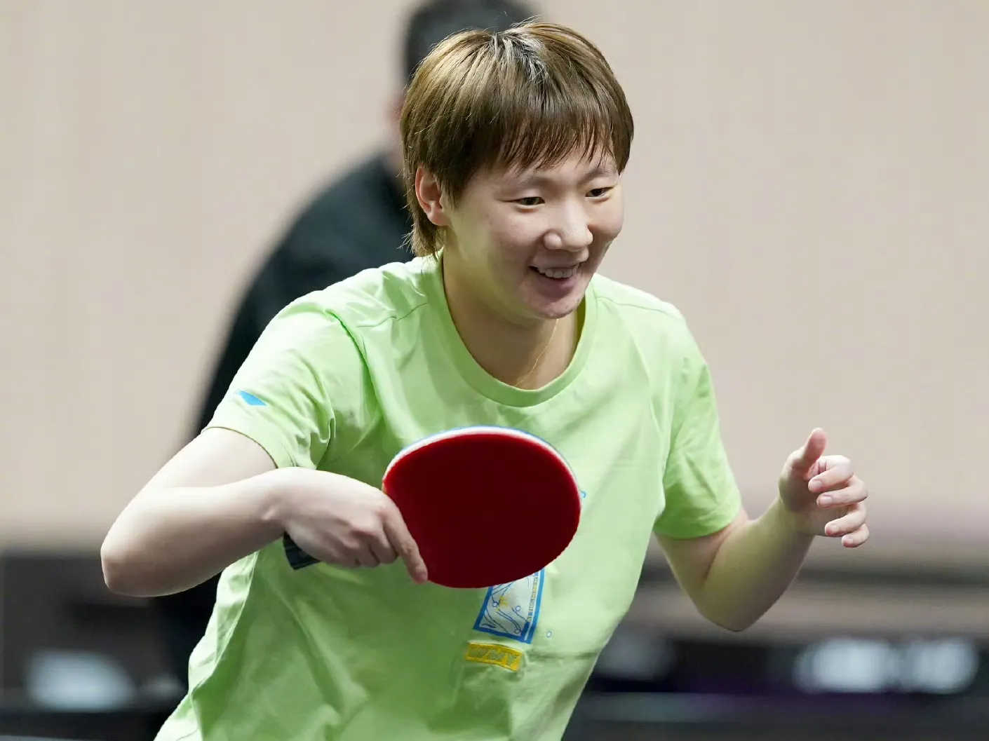 王曼昱4-1张本美和，晋级女单决赛！

2026亚运会乒乓球项目，女单半决赛，刚刚结束一场比赛，经过比拼，王曼昱4比1战胜张本美和，成功晋级女单决赛，祝贺曼昱！

具体比分如下:
王曼昱🇨🇳4-1张本美和🇯🇵
(11-8，11-4，12-10，9-11，11-6）

亚运会女单半决赛，王曼昱4比1击