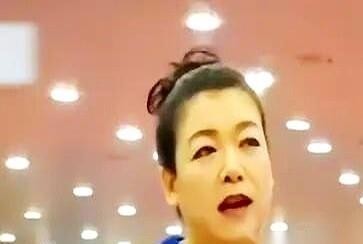 孙颖莎委屈到撑不住才会给妈妈打电话，可电话一通，哭诉没几句她自己先收了声。高君敏在采访里提过，女儿每次倾诉完，根本不给爸妈开口安慰的机会，一句“我没事了，跟你说完心里舒服多了，我去训练了”就把电话挂了。当妈的那句“闺女你辛苦了”只能咽回去，听筒里只剩忙音。这孩子从小就这样，生病打完点滴直接回球馆，一