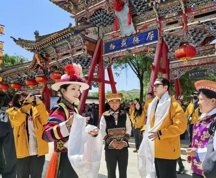 近日，张艺兴去到青海，参加公益活动，当天的造型引发不少网友热议，身穿黄色外套搭配黑色牛仔裤，戴着黑框眼镜。 ​​​