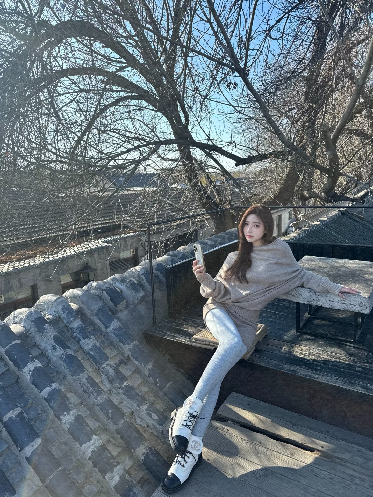 冬日暖阳下，静坐古宅，悠然自得。?