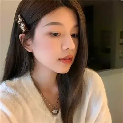 优雅气质女神，精致妆容，温柔的眼神，仿佛在诉说着她的故事。