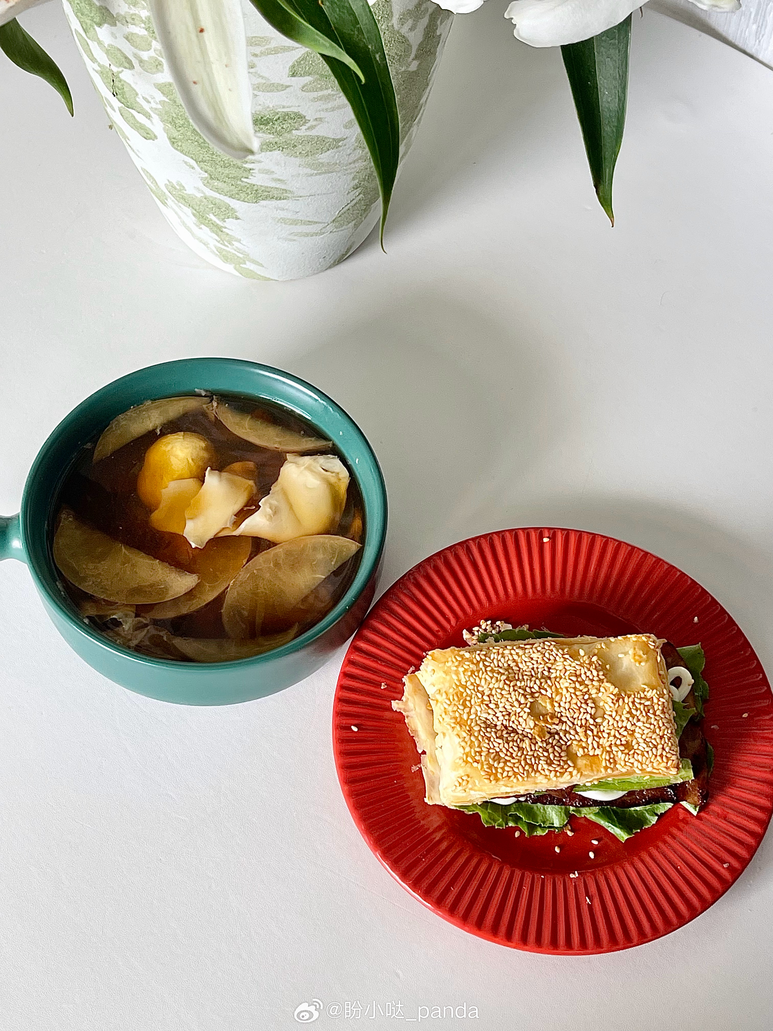 今天的健康早餐：培根法风烧饼、补气血汤 补气血汤是网上学来的，据说每周...