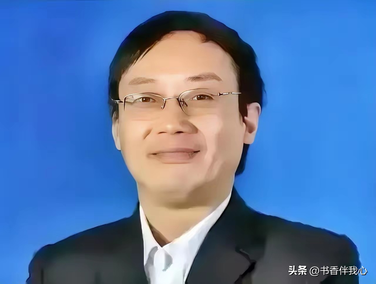 考研名师汤家凤提议取消英语主科地位引发全网争吵，真正的问题根本不是有人反对，而是这套想法完全看错当下国际竞争的真实格局。
 
最近教育圈最火的争议，就是汤家凤公开发声，建议直接拿掉英语的核心主科身份，降低全国学生的英语学习权重。这番话一出，瞬间引爆巨大讨论，支持和反对的声音吵得不可开交。
 
很多人