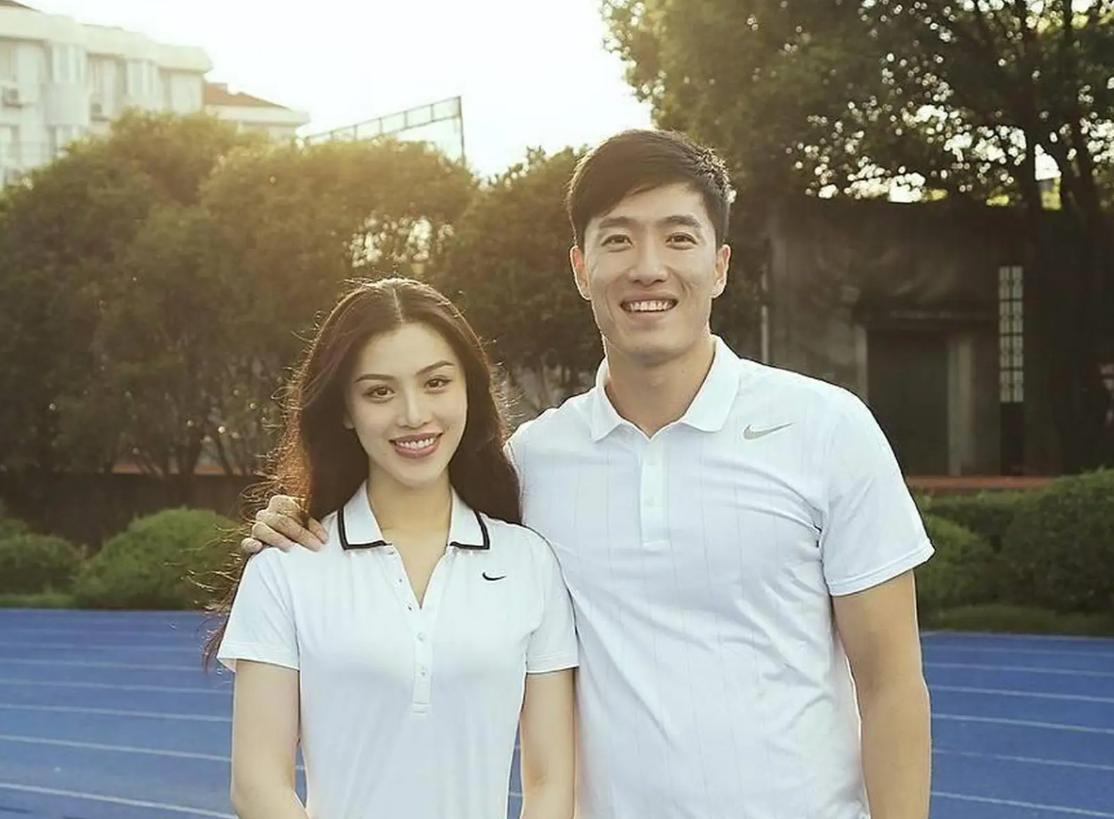 与刘翔离婚10年后，再看35岁的葛天，早已成了前夫高攀不起的存在。

2026年8月底，43岁的刘翔在网络上罕见发声，说体育部门给出两条路，要么买断工龄离开，要么转岗做教练，退役十一年编制问题始终没有明确说法。

评论区里刘翔直接质问，广告分成的时候没见谁提依规办事，轮到安置的时候却拖了十年。这条深