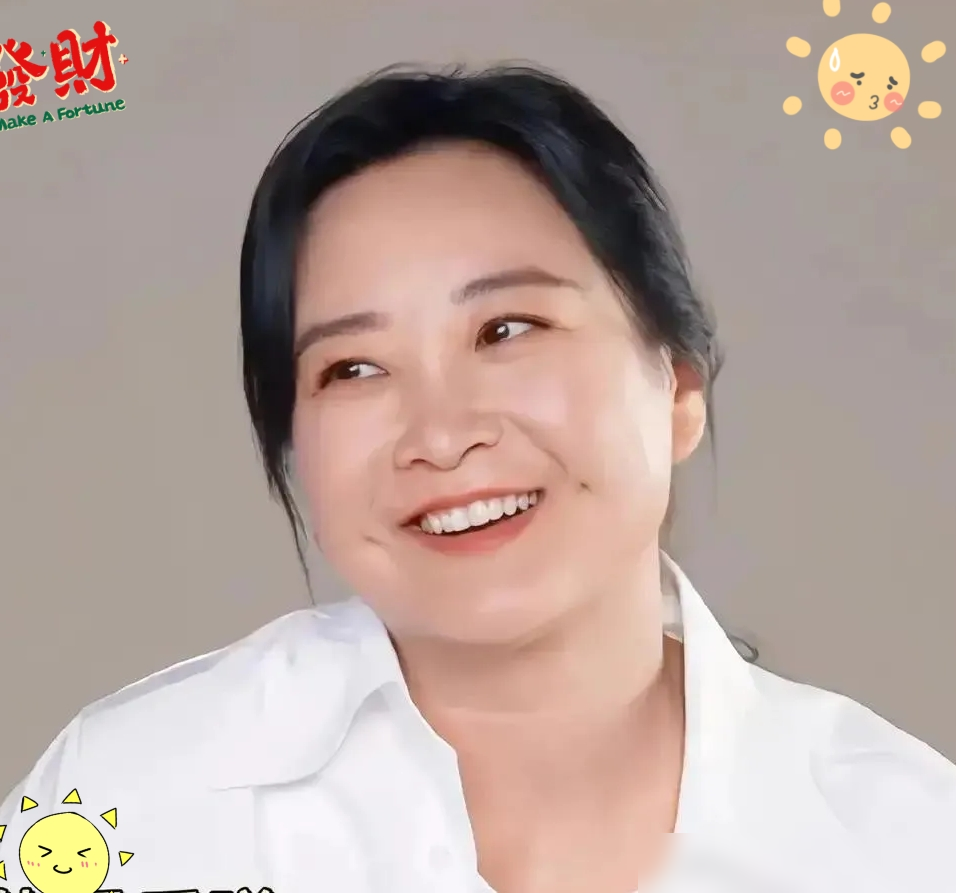 贾玲承认反弹到140斤，这次彻底不装了。
从109斤的极致瘦身，一路涨回140斤。面对镜头，44岁的她坦白得可怕：实在维持不住。
两年前暴瘦100斤，全网封神。现在稍微圆润点，评论区马上翻脸，骂她营销翻车，骂她炒作博流量。
细看她现在的状态，脸是圆了，但肌肉线条还在。硬生生把自己逼成机器，谁能
