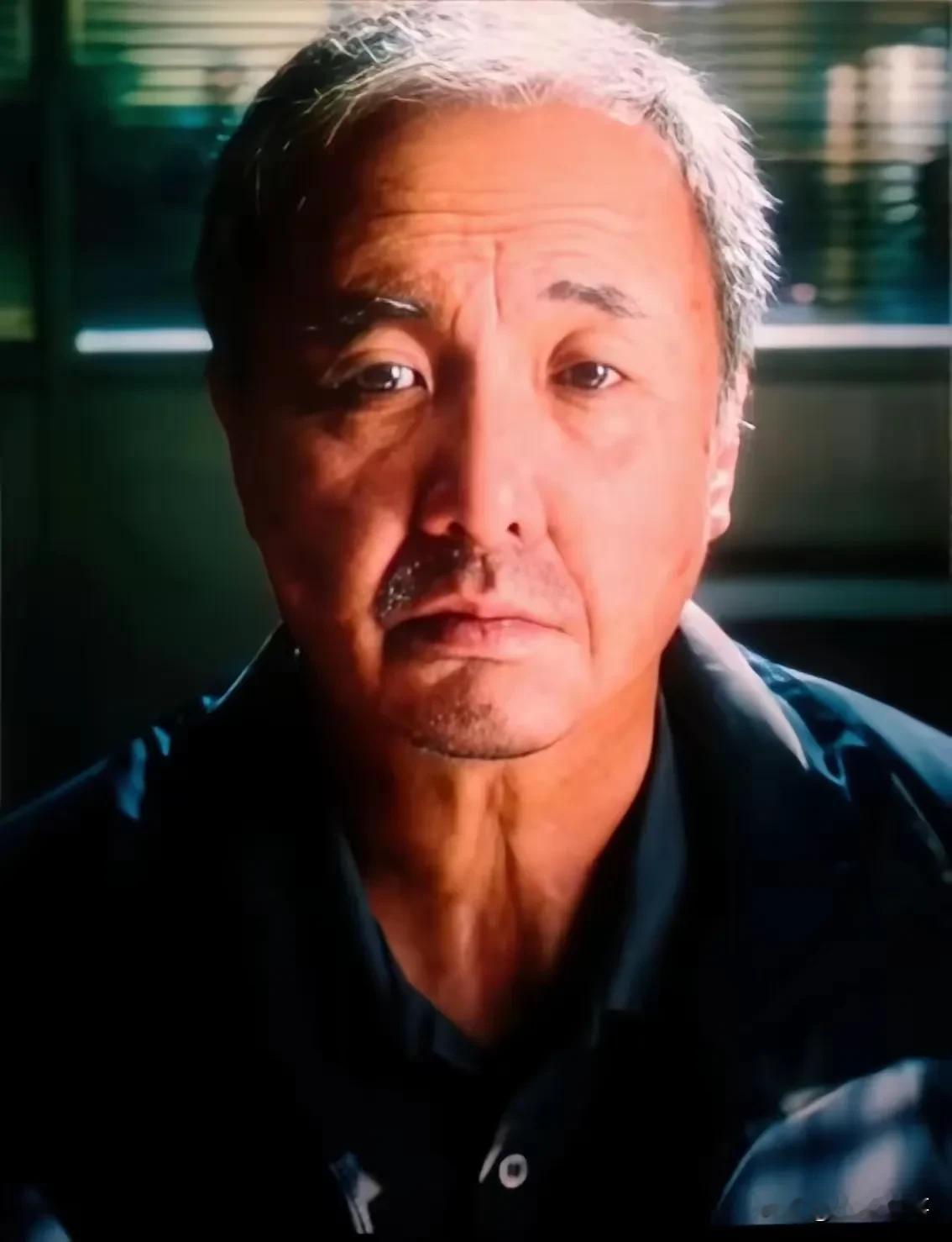 内娱最看不懂的明星，就是沈腾
 
手上有钱、有演技，人脉资源全都到位，却始终不出来自立门户当老板。
 
看看贾玲、杨幂、黄晓明，火了之后，全都自己开工作室当老板。
手里签新人，拓展各种业务，话题热度一直不断。
 
反观沈腾，一直留在开心麻花这边。
他确实有自己的个人工作室，但只打理自己的工作，基本不