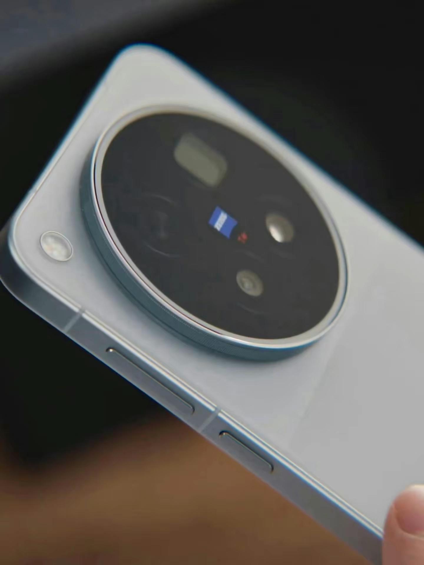 vivo X500系列的真机都看到了吗？标准版和Pro Max在外观上还是有挺大差异的，但又都延续了vivo X系列家族化的设计，有辨识度，又有差异化。特别是Pro Max“大地回声”配色，真的是一眼惊艳，简约