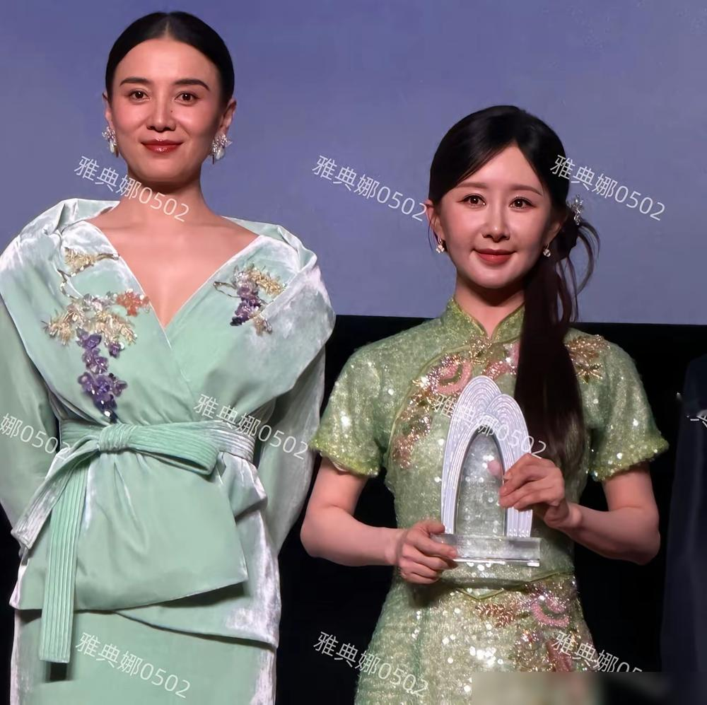 舒畅这回真是吃了身高的亏，38岁状态明明不输，气场却硬生生被45岁宋佳压了一头，网友看完直言太现实了！
据了解，舒畅年轻时也是甜妹天花板，五官精致、皮肤白皙，可惜个子一直不算高，站在高挑女星旁边，总显得有点小家碧玉。
曝光的同框画面中，宋佳一身利落穿搭，腰杆笔直，往那一站就是大女主范儿；反观舒畅