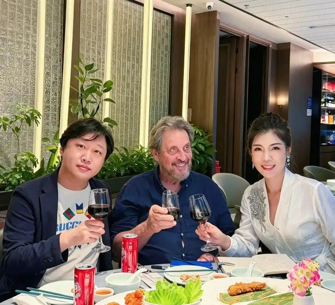 80岁马斯克父亲现身广州宇树科技，看机器人竖大拇指晚上还喝红酒，网友：儿子造火箭，老爹咋跑来看中国机器人 ​