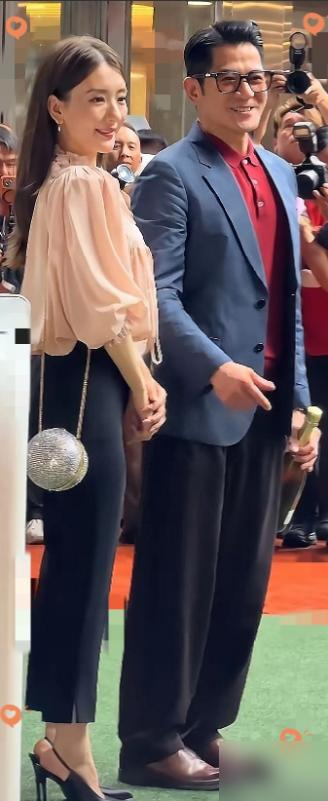 那个连结婚只摆10桌、签着严苛婚前协议的抠门天王，9年后竟主动撕毁了防备妻子的条约。
当年郭富城娶小22岁的方媛，全网嘲讽，女方被指图钱，男方被骂算计。
但方媛没安心当金丝雀，她搞自媒体，拼命建自己的事业盘。2026年5月她外公去世，郭富城推掉工作陪她回安徽农村，跪地磕头。
后来方媛上综艺要单