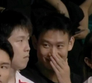 张继科445天拿完世乒赛、世界杯、奥运会三个冠军。刘丁硕在国家队待了13年，最亮的一张成绩单是2021年全运会男单决赛，被樊振东4比0。这两个数字摆在一起，后面的事就好懂了。
2026年10月15日晚，刘丁硕在直播里算了一笔账。他说市面陪练一小时200元，小区楼下多球训练280元。张继科挂出来的课，