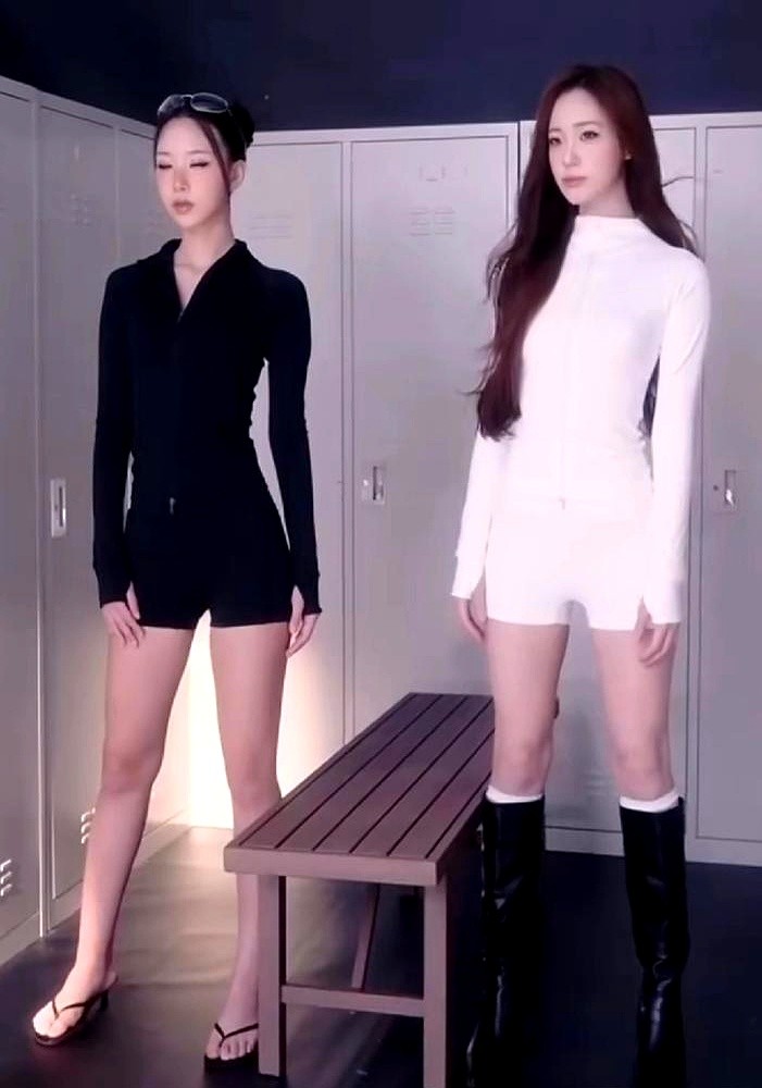 大S这19岁的外甥一露脸，直接撞脸年轻时的金城武。

小S两个女儿Elly和Lily创办服装品牌MEUWSE拍广告，拉来表弟米谷同台。180+的身高，镜头前完全不怯场，松弛感直接拉满。

网友看完花絮坐不住了，满屏都是“这张脸不进娱乐圈留着干嘛”，眉眼间甚至带着港片黄金时代的味道。

长辈全在娱乐圈