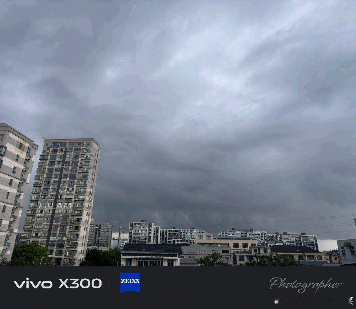 #vivo[超话]##vivo超话# 城市高楼之上乌云翻涌，暴风雨即将来临，灰调的云层压在楼宇上空，感受都市独有的天气氛围感。 ​