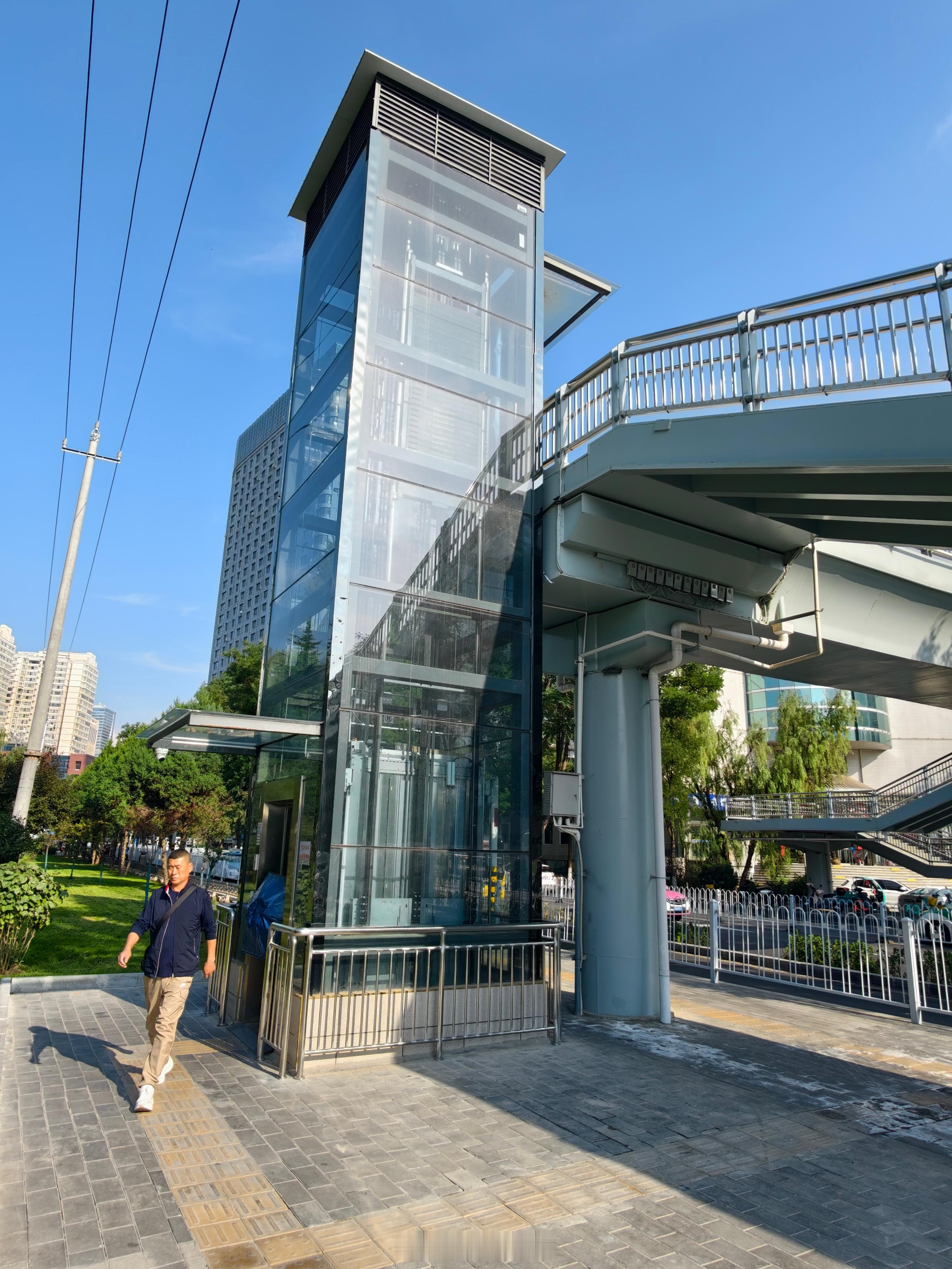 兰州南滨河路焕新通车车道扩容焕新✨兰州南滨河路（雁宁路至平沙落雁段）提质惠民！同城热点创作计划文旅中国行车道扩容、人车分流、生态护绿、设施升级，4 车道变 5 车道改造完工投用已一年多。昔日拥堵瓶颈被打通，出行更顺畅安全，城市交通 “微循环” 持续提质增效，实实在在的民生利好👍