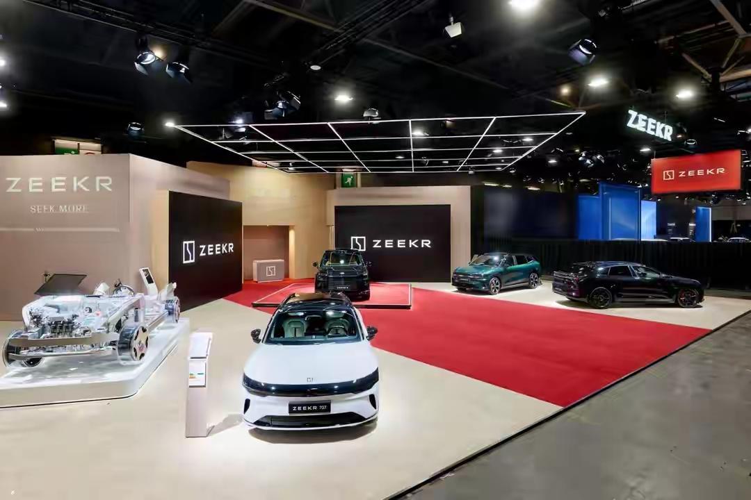 没上市就被抢光！极氪百万级SUV登陆欧洲，中国电车高端破局
 
2026巴黎车展上，极氪带着两款新车强势出击，直接向欧洲豪华电车市场发起冲击，也刷新了海外市场对中国电车的认知。
 
今年1-9月，极氪欧洲交付量同比大涨200%，已进入22个欧洲国家。年底前品牌将把销售网点扩充至200家，覆盖欧洲95