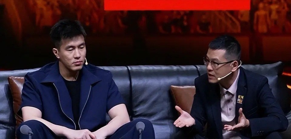#郭艾伦调侃胡明轩发型#中国男篮对阵卡塔尔的世预赛解说中，‌郭艾伦‌调侃队友‌胡明轩‌的发型称：“胡明轩这头型比他那个圆寸头瞅着是要顺眼，帅一点”，引发解说搭档杨毅的互动回应 ​