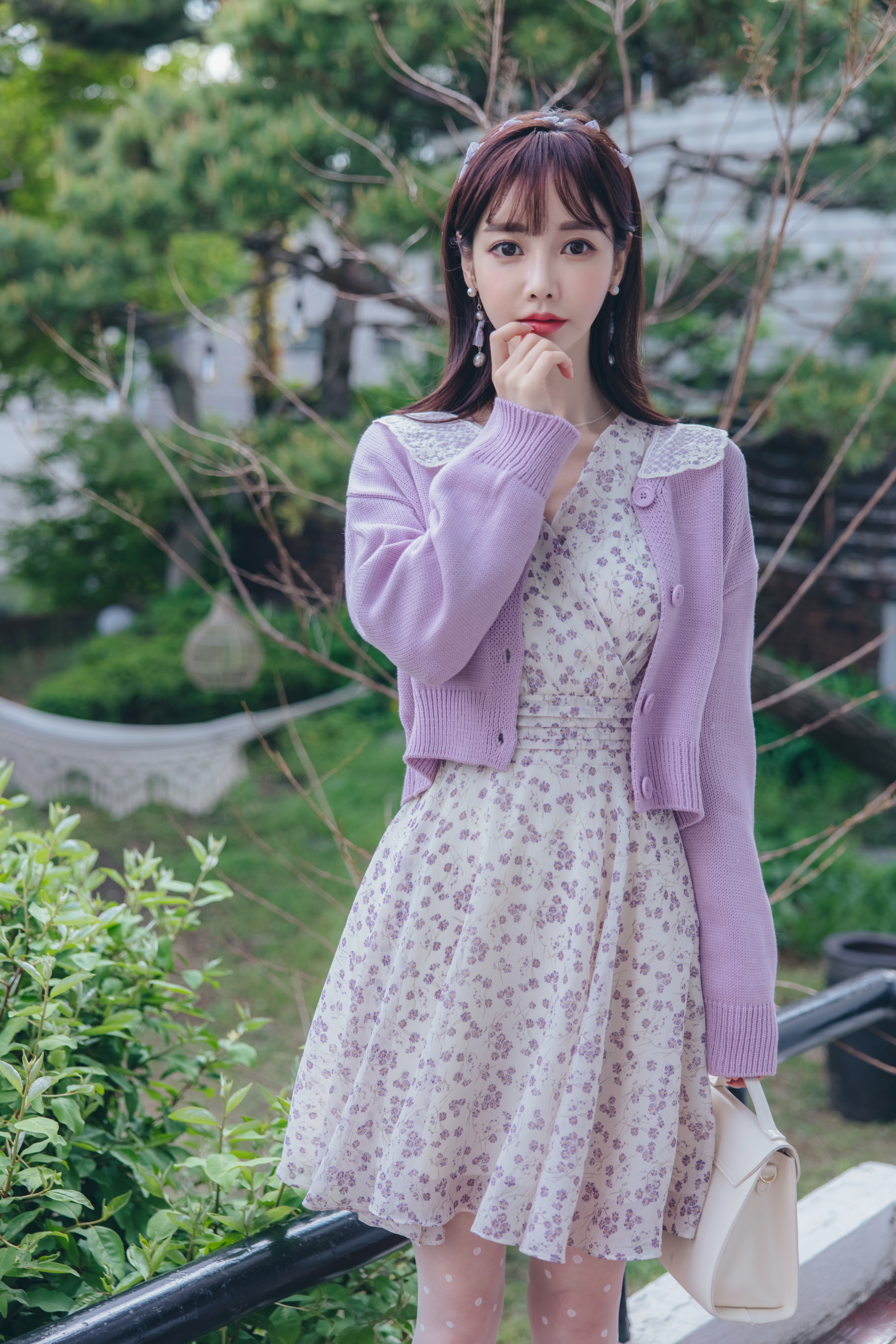 花间美人倚，春光满目柔。