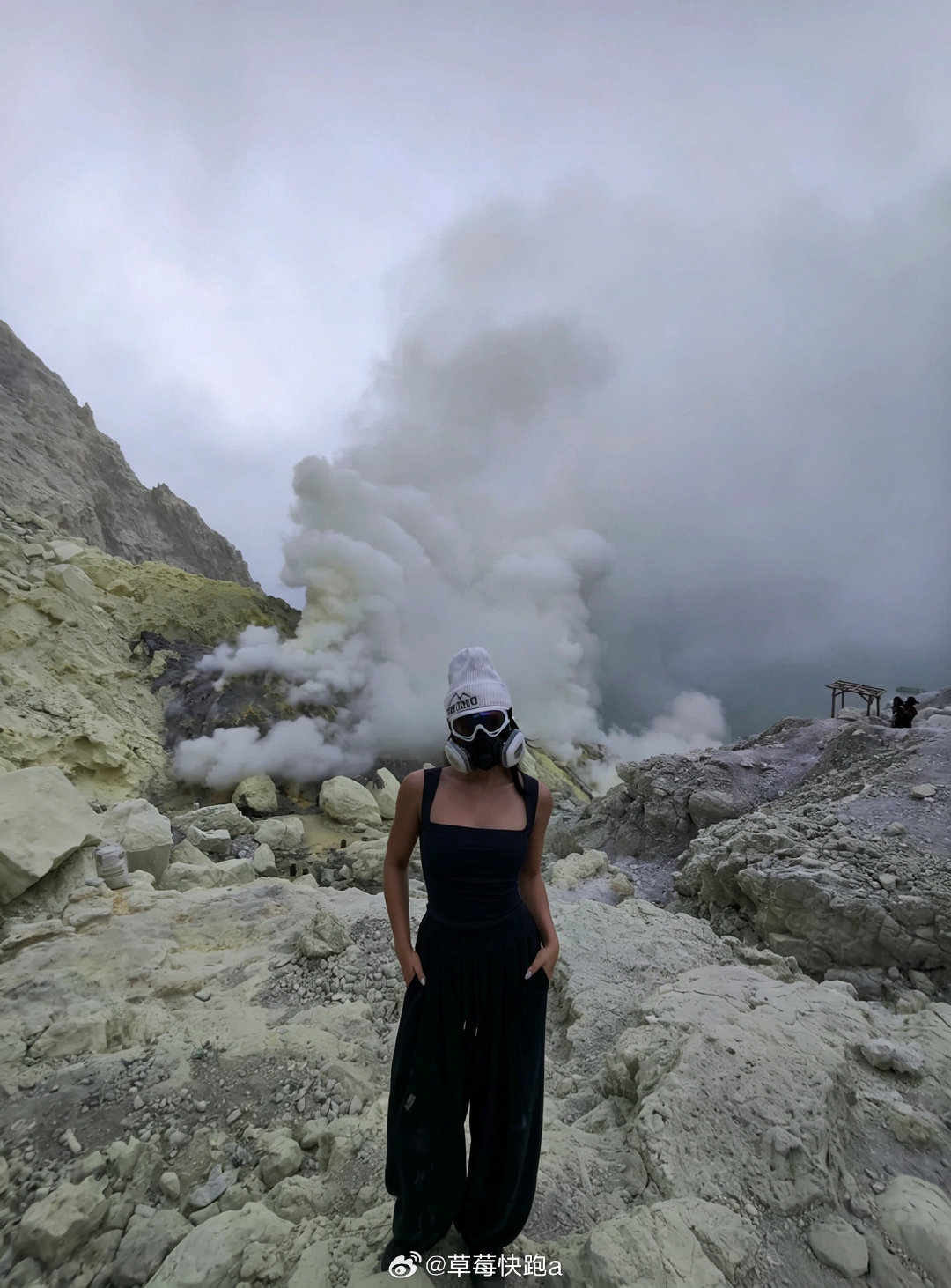 伊真火山🌋，从凌晨两点爬到七点，抬头能撞见漫天星空，低头就是世界唯二的蓝火和世界上最大的超酸性硫酸湖，兰博基尼没坐，地狱伊真通关，是爪哇的独有记忆🫶🏻#伊真火山蓝色火焰##印尼##伊真火山#  ​