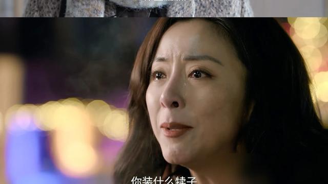 刘诗诗又被骂上热搜了，这次是因为演技太“端”了。
《醉梦》刚播4集，热度直接干到22000，登顶悬疑榜。但观众吵翻天的不是剧情，是两个女演员。
黄小蕾演屠春艳，一个眼神甩过来，弹幕全在刷“汗毛竖起来了”。那种底层女人的狠、苦、不甘，她全塞进骨头缝里了，不用台词，站着就是戏。
再看刘诗诗，演调查