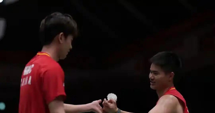 国羽男单全出局女单也倒了，梁王组合扛着全队希望21-9碾压世界第二，时隔36年杀回亚运男双决赛能拿金牌吗
9月28日名古屋亚运会羽毛球男双半决赛，当梁伟铿/王昶以21-9的悬殊比分碾碎决胜局时，整个国羽在本届赛事最沉重的一口气终于被顶了上来。
这场胜利的分量，要先从国羽单打项目的溃败说起。本届亚运会