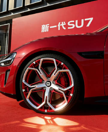 这个角度的26款小米SU7赤霞红，搭配新梅花轮毂真的帅