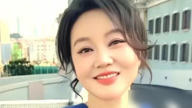 李乃文台上求闫妮：“我给你当助理，偷学演戏。”闫妮直接一句：“你多大岁数了？剧本、水杯你记得住吗？”全场笑翻。李乃文转头甩锅：“胡军教的。”
就这俩人的交情，闫妮是一点面子不给留。前两天刚见过，李乃文张嘴就是“好久不见”，被当场拆台。再想找补，直接让人怼到台下去。
闫妮是真清醒。五十多岁，单身，