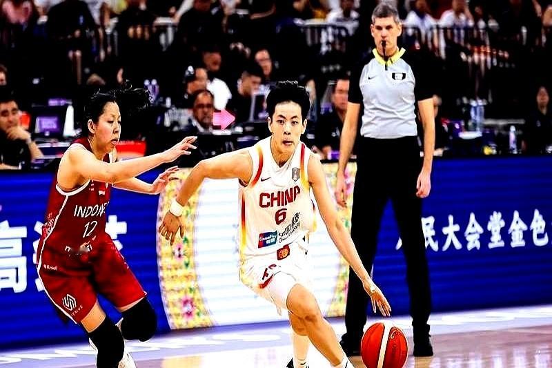 比赛还剩最后几秒，全场连呼吸都快停了。

这是2022年女篮世界杯半决赛，中国队死磕澳大利亚。

李梦拖着伤腿在场上狂奔。为了一个球，她整个人直接扑向地板，硬生生把球抢了回来。

篮下更是一场肉搏。韩旭顶着对手的身体，一步不退，死死卡住位置，把对面的投篮路线完全封堵。

没人知道她们流了多少汗。这群