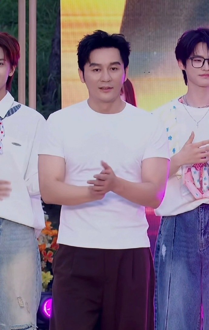 #杜海涛李晨广场舞battle# 李晨杜海涛广场舞battle视频我看完了，笑到肚子疼。杜海涛那个灵活的胖子人设果然没崩，李晨直接化身“四肢刚认识”的大黑牛。一个靠灵魂律动，一个靠硬核僵硬，这battle没有输家，只有观众笑疯了。 ​