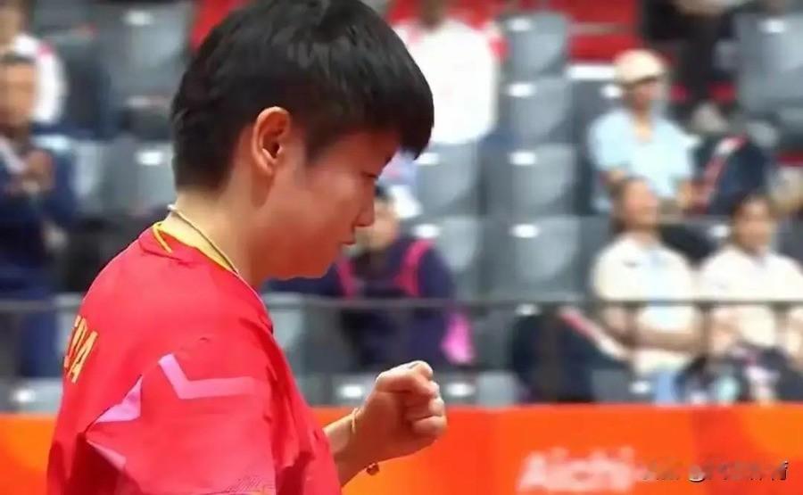 孙颖莎4-1打服早田希娜，21连胜一场没输过！早田赛后一句话让日本球迷沉默了，决赛碰王曼昱谁能先拿亚运第二冠？
早田希娜赛后说了一句话，比输球本身更让人后背发凉。她说站在球台对面，感觉周围没人了，仿佛整个世界只剩下她和孙颖莎两个人。丰田市体育馆里明明坐着不少中国球迷，加油声此起彼伏，可这位日本女乒主