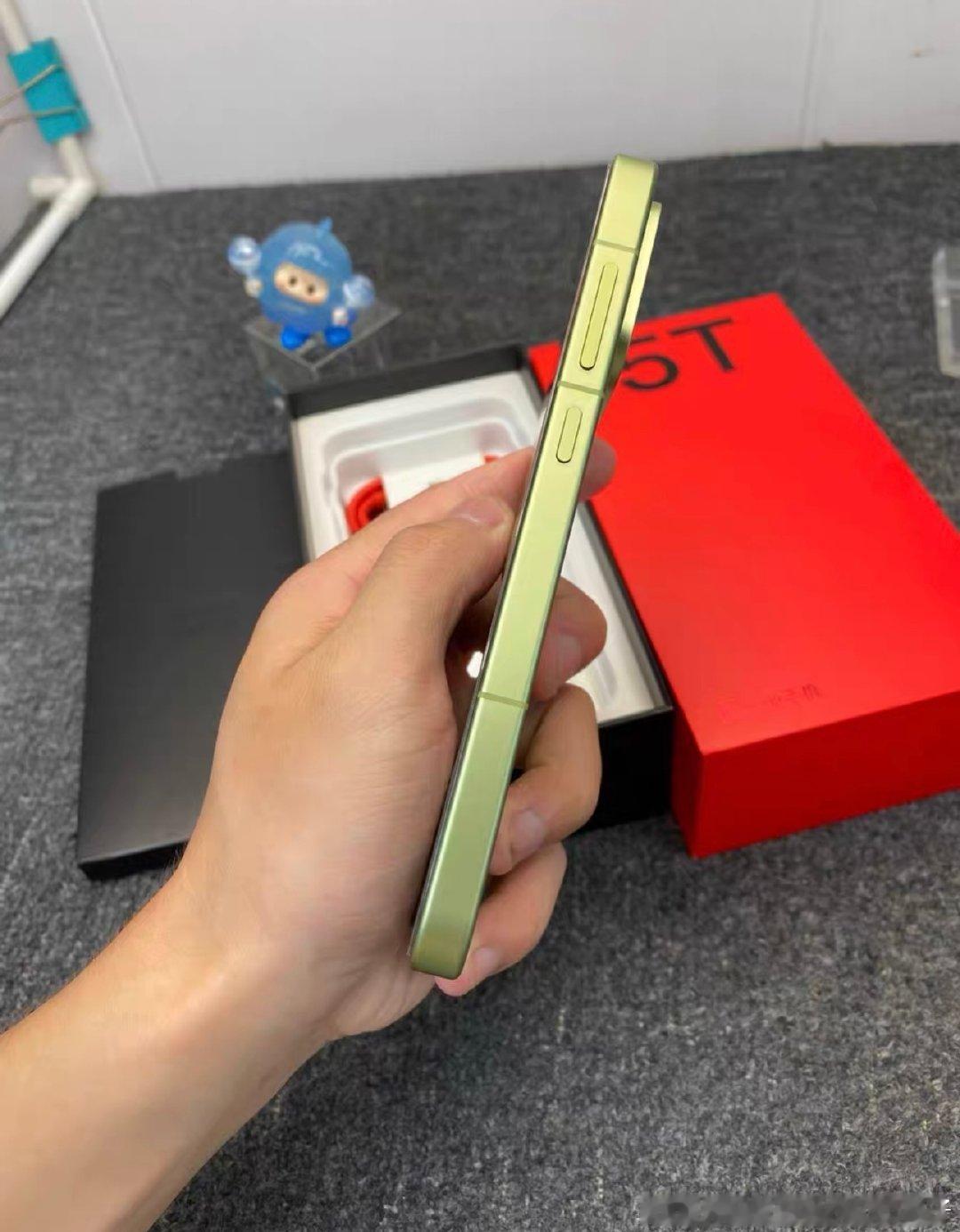 #二手手机[超话]#  一加15T 16+512G国行全网通5G，自定义成色99新，全原装无拆修无暗病，官方在保到2027年6月，全套配件齐全 ​