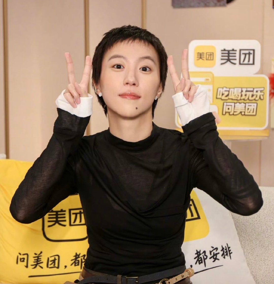 #窦靖童开场#
一上来就是窦靖童的开场，舞台状态松弛洒脱，歌声自带故事感，瞬间把晚会的格调拉高。 ​