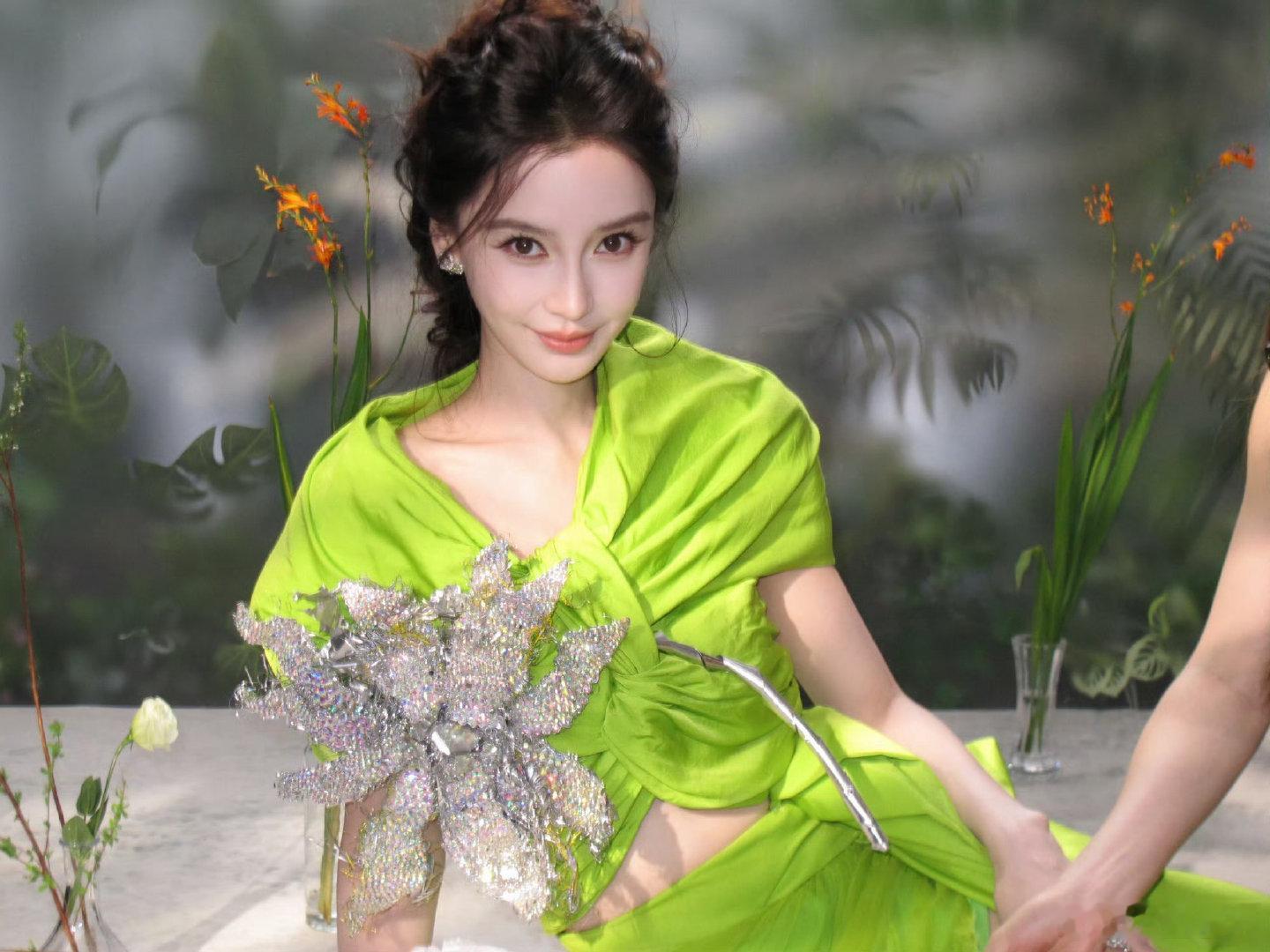 #angelababy[超话]##杨颖荧光绿露腰造型#
绿仙子 ​