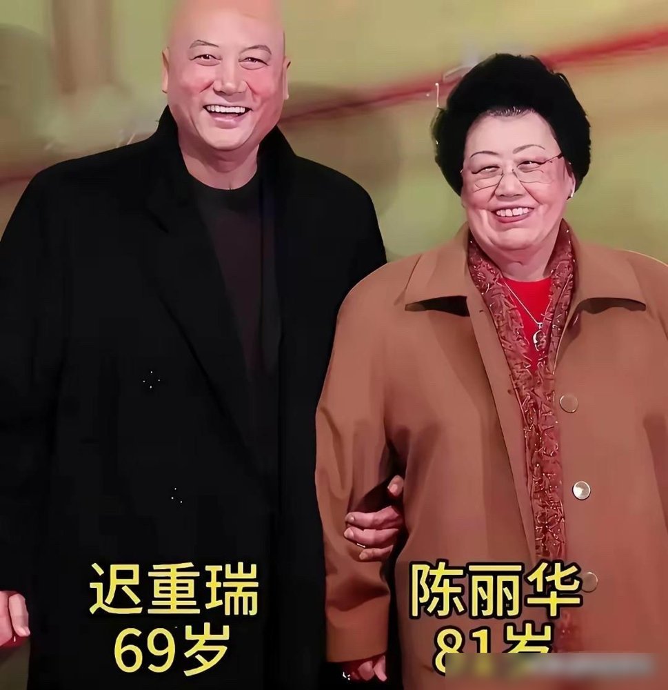 粉丝当面喊“我喜欢你老婆”，赵又廷脱口一句“我也喜欢”，热搜直接爆了。
这要换别人，可能黑脸，可能尴尬。他偏不，接得又快又稳。
三亚街头被偶遇，高圆圆穿着鹅黄裙子，他穿拖鞋短裤，两人十指紧扣走了整条街。没打光，没摆拍。
结婚12年，赵又廷上《人物》说，日子还是“充满新意”。高圆圆更直白，谈生死