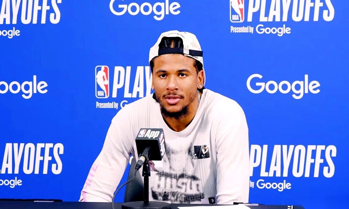 赛后发布会，灯光打在杰伦·格林脸上，汗还没干透。他盯着镜头，一字一句地...