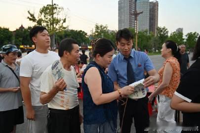 #法律[超话]##五检普法##鄂检新闻#【楚王城遗址公园搞“集市”，逛一圈把法律问题问明白💬】云梦县人民检察院牵头联合多部门，在楚王城遗址公园举办文明实践社区流动集市活动，围绕“强国复兴有我”百姓舞台我们唱“主角”主题，把便民服务、法治普法、文化惠民送到群众家门口。现场人头攒动，检察干 ​
