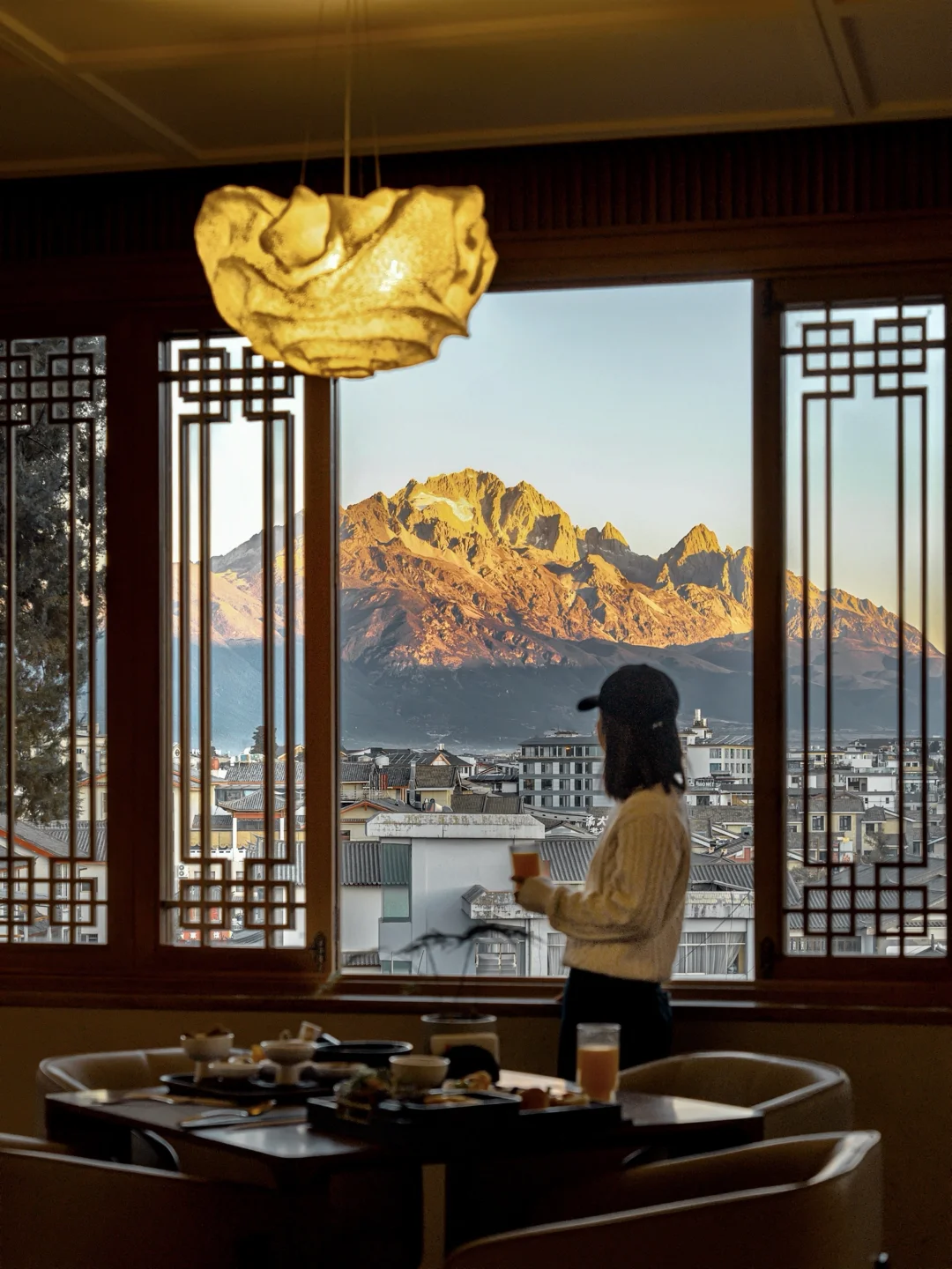 为了这扇日照金山窗景，我专门飞了趟丽江‼️