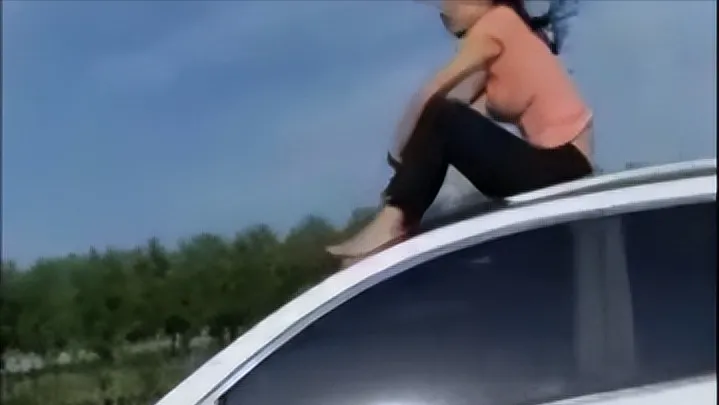 惊险！浙江钱江隧道内，车辆正在行驶，一名女子从副驾爬出，站上行驶的车顶，直接往路中间跳下。
女子爬出副驾站上车顶往路中间跳 女子曝在厕所遭男子开闪光灯偷拍 女子 
后方大货车见状紧急避让，险些酿成重大事故，路面留下长长的刹车痕迹。女子落地后自行离开现场，交警已介入调查。
隧道车流大、车