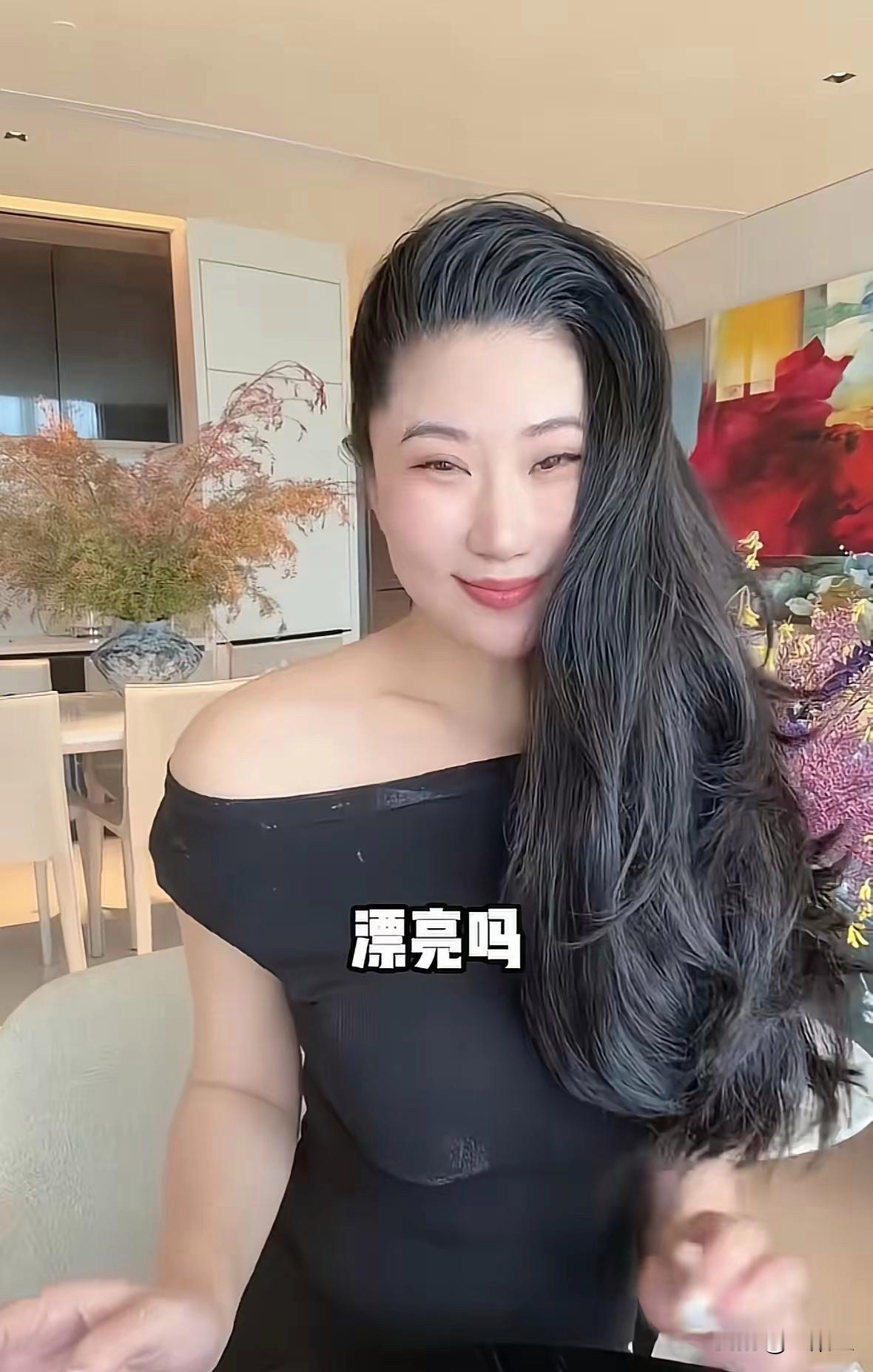 40岁怎么了？Coco在直播间直接怼回去：“姐把头发一放，照样迷倒一片！”面对“五官拧巴”“马脸巫婆”这些扎心话，她没急眼，反而特坦诚：我知道没锋妈妈漂亮，但我真诚啊。二十年过去，老粉都见过她年轻时的风采，如今美颜滤镜开着，谁还看得出真实模样？骂她丑的，不过是被屏幕骗了。可她不在意了，日子是给自己过
