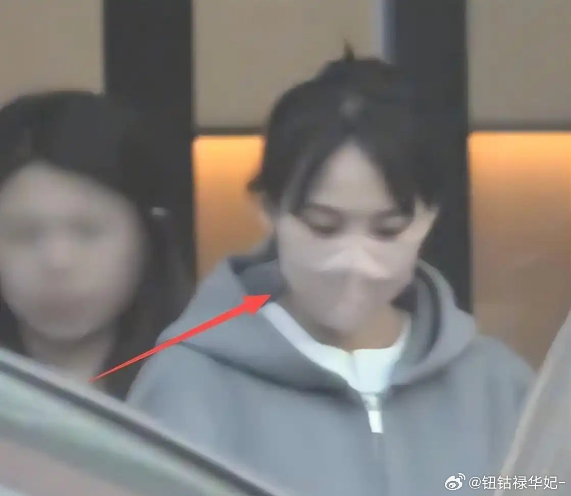 张佳宁孕肚曝光，现身银行被拍，下台阶家人护着 ​