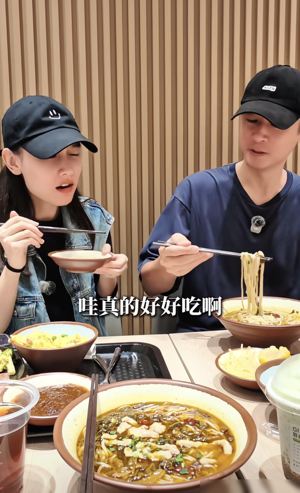41岁孙骁骁，二胎了，老公是任重。
早上七点半，她就把大女儿塞进车里，早饭在车上解决，衣服在车上换。送完孩子，两口子找个地儿坐下来，安安静静吃顿早餐。视频里任重没怎么说话，就看着她忙前忙后。
但往回翻，这男人干的事挺重。结婚纪念日当天，直接甩出一张B超，配文1+1=4。更绝的是，他录了段视频，当
