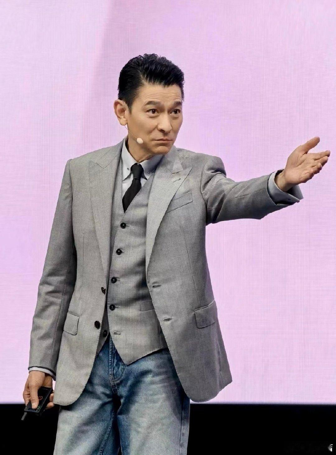 #芒果新人向郭富城刘德华周杰伦道歉#谁懂这段综艺名场面，新人模仿郭富城、刘德华还有周杰伦的特色唱腔，一曲《走四方》唱完，马上弯腰道歉，怕冒犯到几位前辈，胆子大但是很懂礼貌。 ​