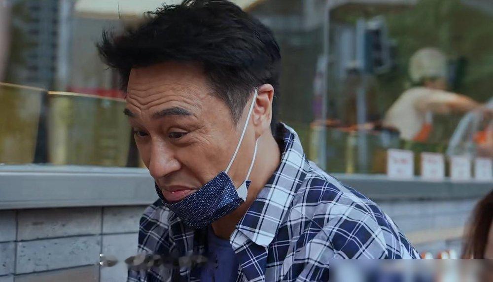 64岁吴镇宇进网红店，第一口就皱眉，直接对镜头说：这肉是冻的，咬不动，别浪费钱。
在成都连探三家，没一家让他满意。要么是预制菜回锅，要么酱料盖过食材本味，装修倒是花里胡哨。老板站在旁边，脸都绿了，他还补一句：你们把请网红的钱，拿去买点新鲜菜行不行。
转头钻进巷子，一家连招牌都掉漆的苍蝇馆子。他扒