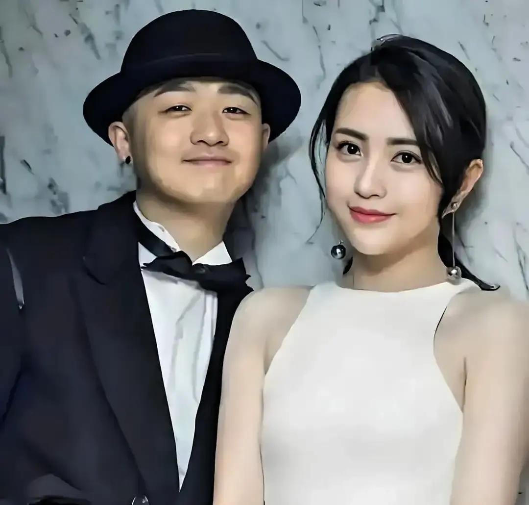 包贝尔跪了3次，包文婧全推了。全网骂他是渣男，是他不想娶，结果是他自己熬了4年，才敢接下这桩婚。

当年舆论一边倒，心疼包文婧追他那么多年，结婚还自己管钱管得那么累。都说他是甩手掌柜，占尽了便宜。一个女人，又当爹又当妈，还得防着老公出轨，这日子过得憋屈。

真相是，包文婧提过无数次分手，是他哭着求回