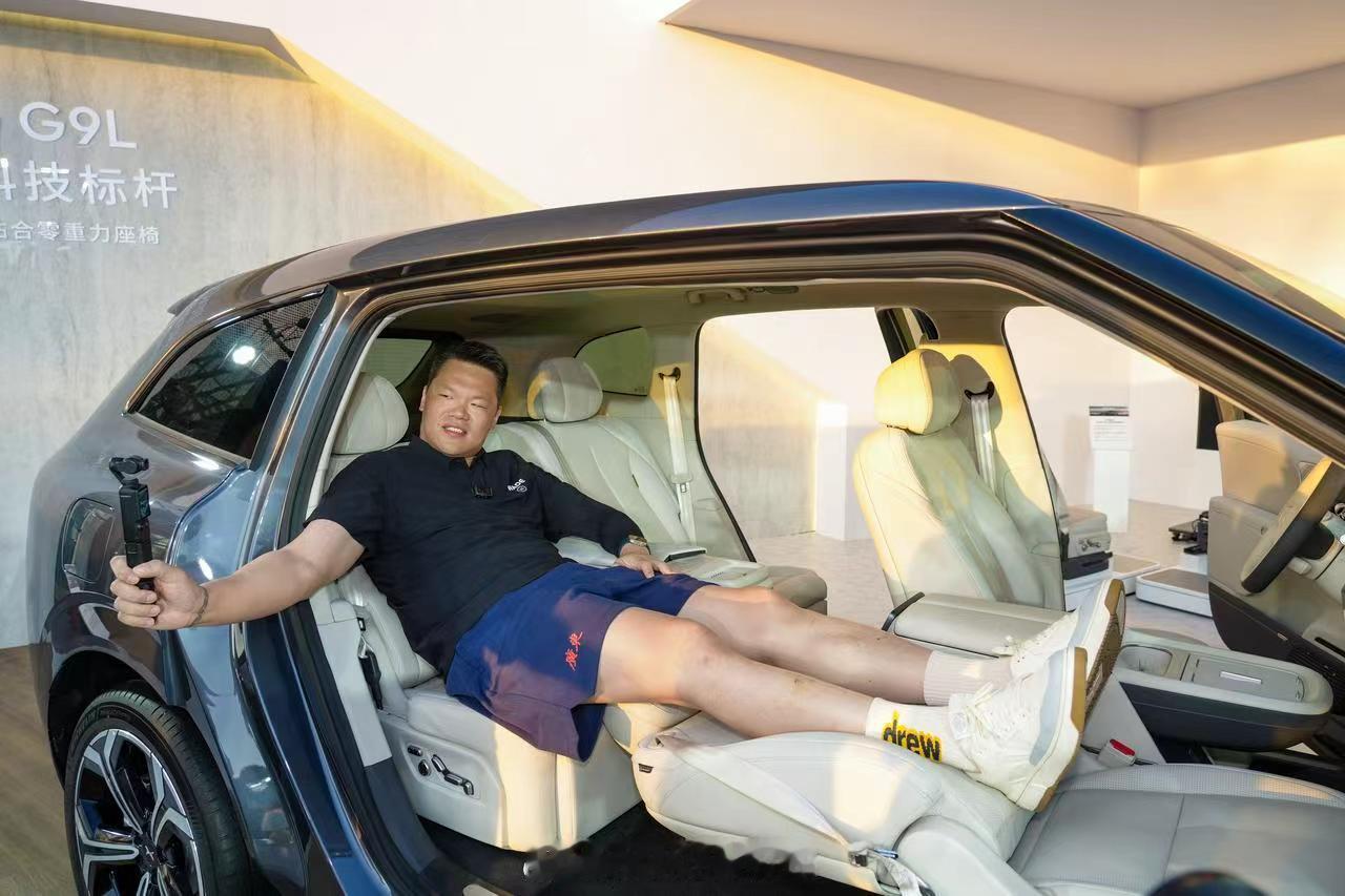 男篮朱芳雨身高 2 米 01 坐 G9L 后排头腿都富余 跷二郎腿毫无...