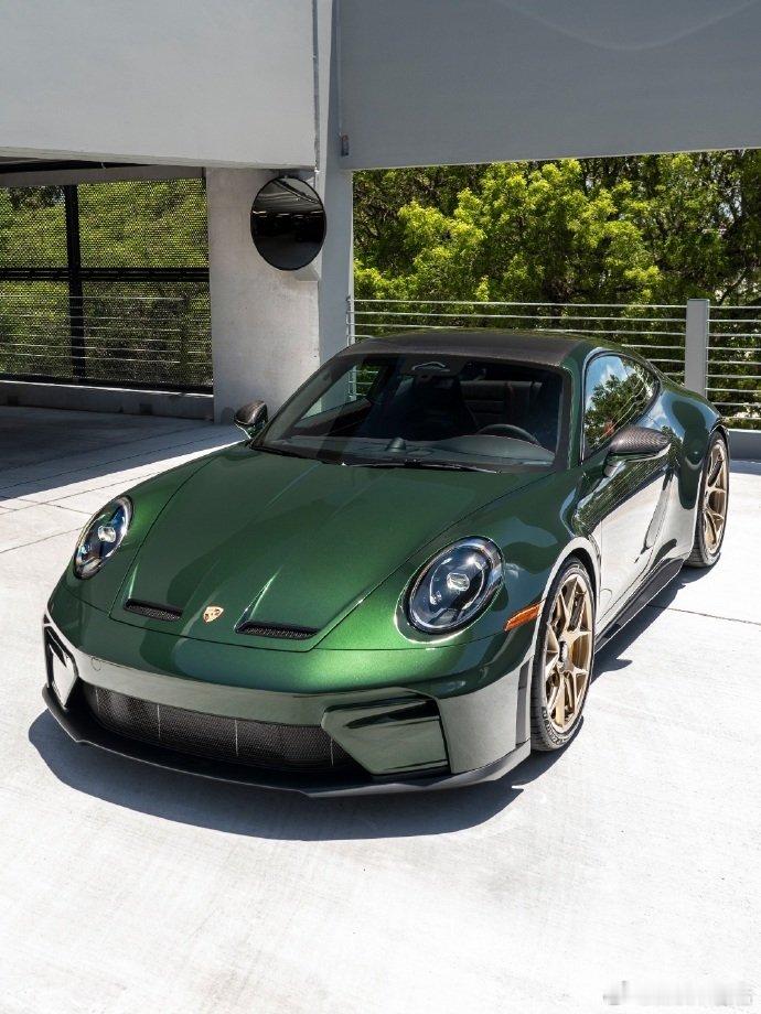 这抹橡树金属绿直接封神💚
保时捷 911 GT3 Touring，温润的绿色漆面在光影下流转光泽，配上亮眼的加州金色轮毂。褪去尾翼的张扬，内敛的车身线条，静看是艺术品，启动便是赛道猛兽。 ​