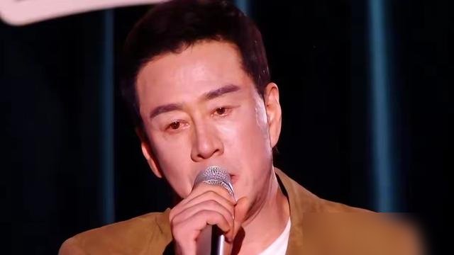 杨坤去《歌手2026》当补位，一场直播下来，得票率5.02%，十个人里排倒数第一，直接淘汰。
就在四个月前，他还在马来西亚云顶开《FOREVER YANG》音乐会，场馆坐满，全场大合唱《无所谓》。那阵仗，妥妥的国民级老牌歌手。
结果上了竞技场，观众用投票说了实话：情怀能撑一场演唱会，撑不住一轮直
