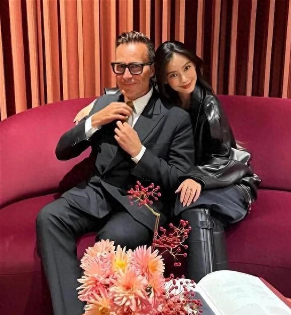 很多人都以为杨颖早就被时尚圈边缘化了，结果人家一转头，直接跟爱马仕核心高层贴肩同框。
爱马仕总监杜马斯发了张合影，配文耐人寻味：“又见老友，欢迎回到巴黎”。
照片里这位大佬正抬手整理领带，杨颖笑着搭着他肩膀，没有名利场那种僵硬的摆拍感，松弛得就像老朋友线下聚会碰个头。
这已经是他们从2017年
